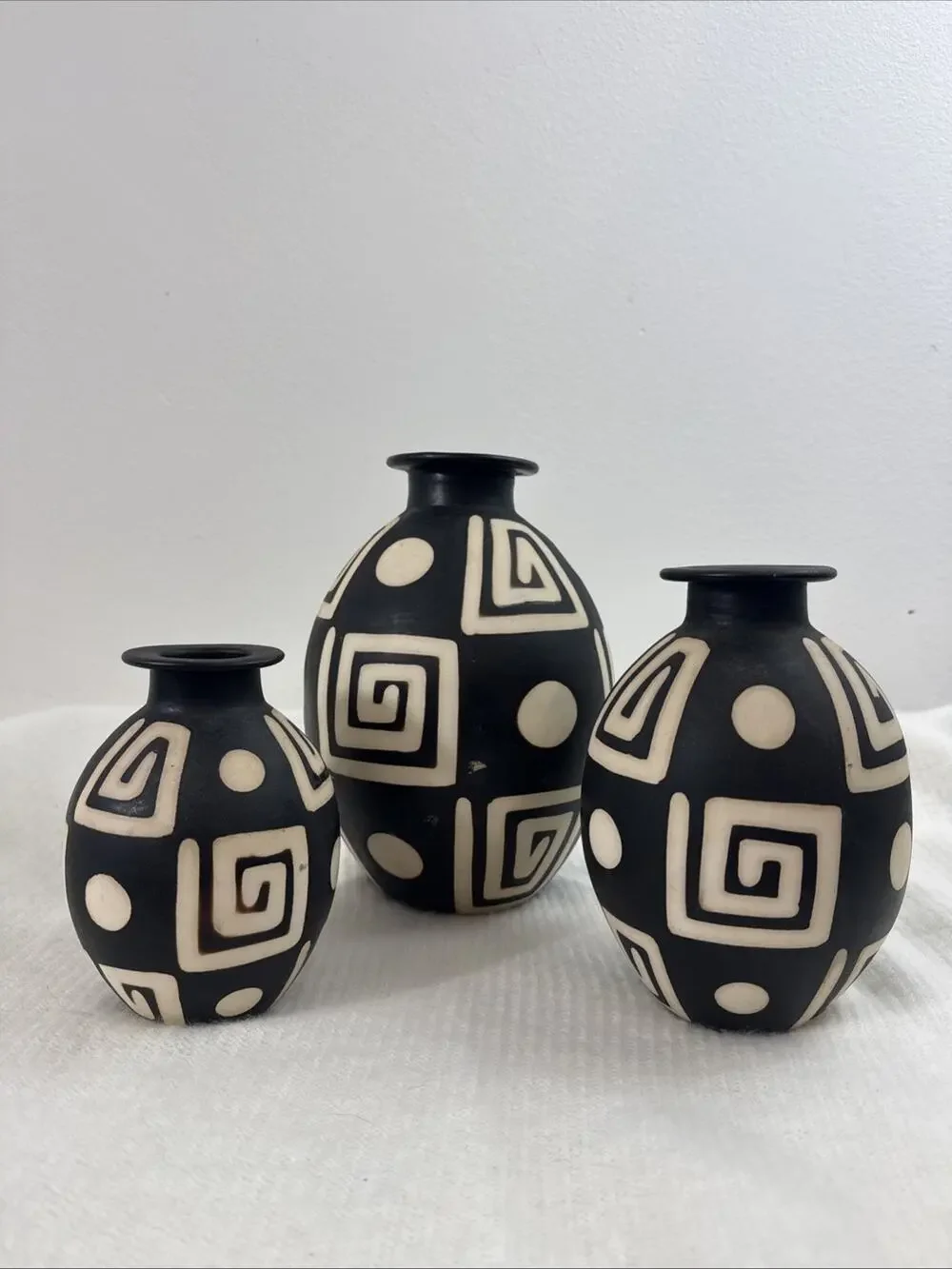 Vintage Valeriano Paz Chulucanas Peru Signed Art Pottery Nesting Vases 3pc Set
